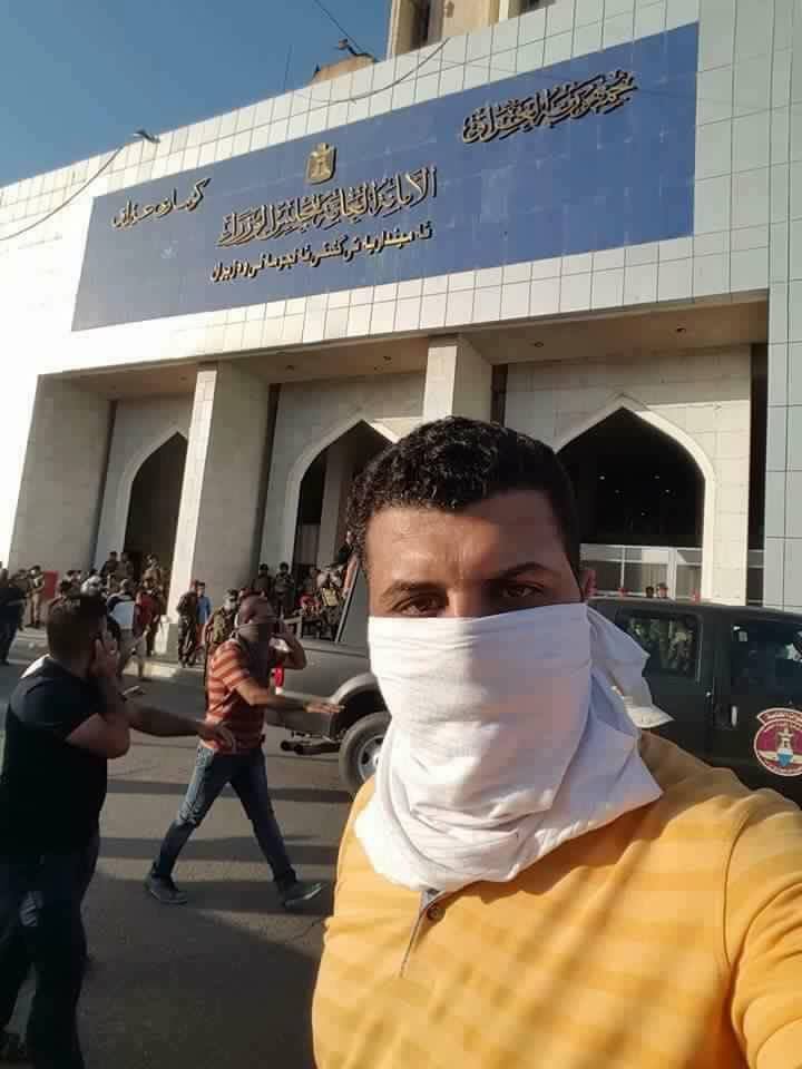 به‌ وێنه‌.. خۆپیشانده‌رانی به‌غدا هه‌ڵیانكوتایه‌ سه‌ر باڵه‌خانه‌ی ئه‌نجوومه‌نی وه‌زیران